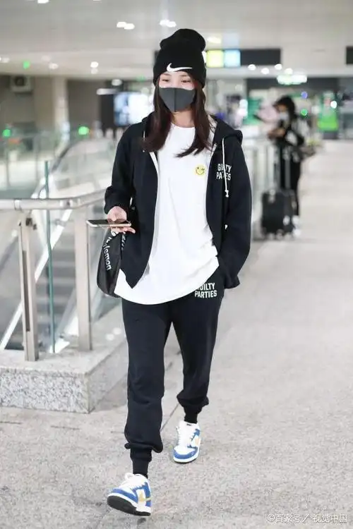 王紫璇对镜玩"歪头杀"搞怪又可爱,戴帽一身运动装休闲舒适