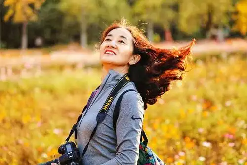 抬起头来,仰望这漂亮极了的秋景,多好啊!