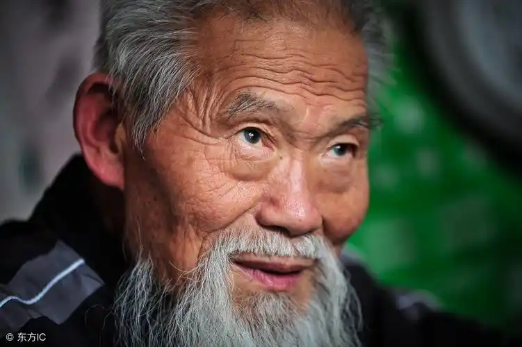 花白胡子老人看病不收钱,每天小屋都挤满满的