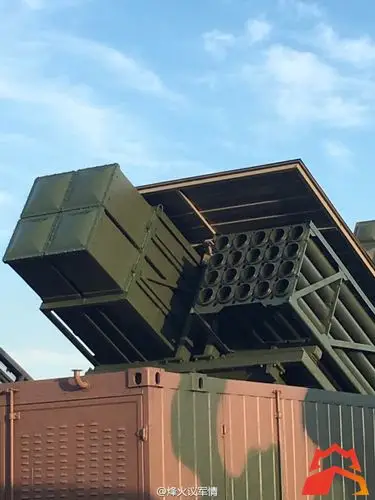 珠海航展上的卫士火箭弹系统,采用不同口径火箭弹共架发射,左侧是4枚