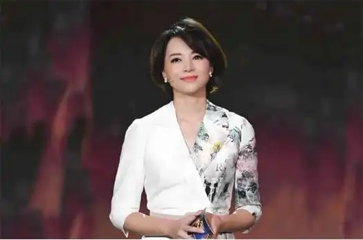 程前:与董卿同居6年,50岁再婚娶圈外娇妻,如今60岁