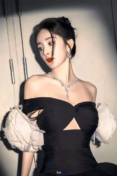 杨幂优雅盘发妆#2022微博之夜第二套黑色礼服,杨幂优雅盘发妆造型