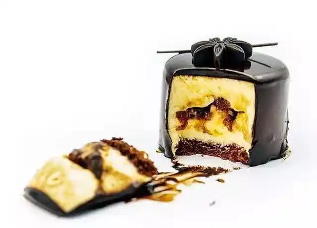 凤梨黑巧蛋糕,甜而不腻,将巧克力的顺滑和菠萝的清香完美糅合.