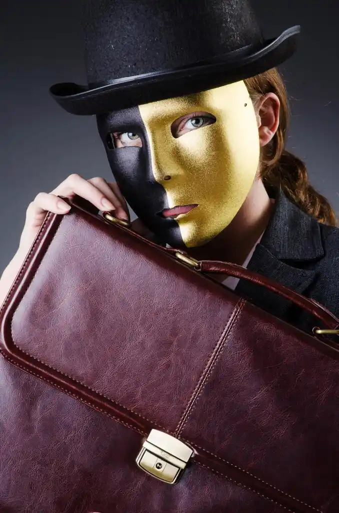 戴着面具的虚伪概念中的女人