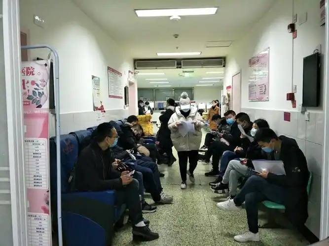 妇产科家属及陪同人员在外等候