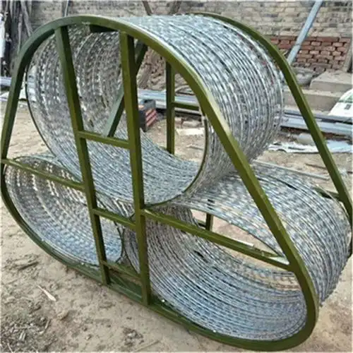 东方强晟防暴阻隔网马路伸缩封控蛇腹型铁丝网安保防爆阻隔网8米三个