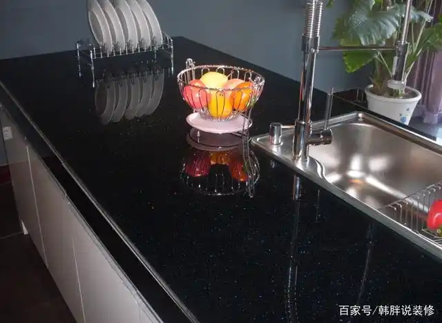 黑色台面配什么颜色橱柜门板