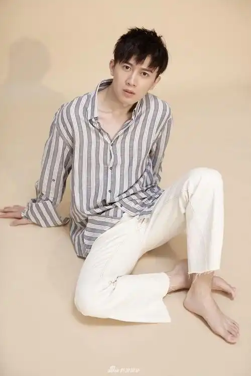 演员张哲曝光一组时尚写真,以浅棕色作为主.