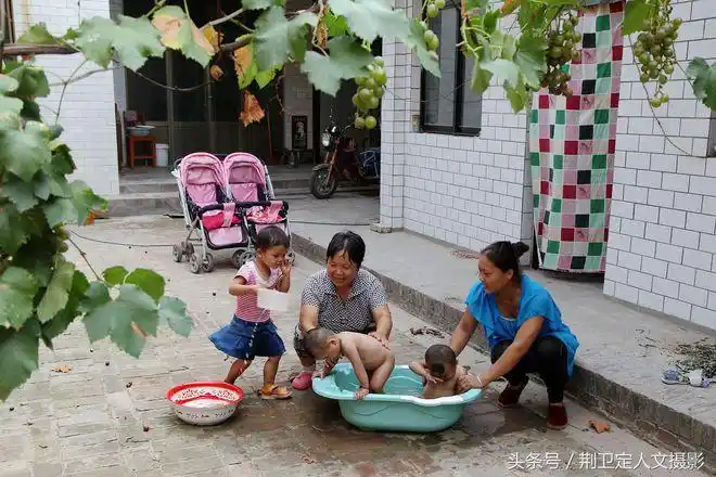 40多度的高温天气运城农村避暑纳凉的方式多种多样有一种很爽