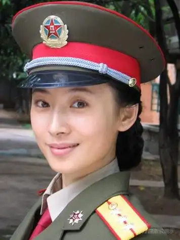 徐筠军装照 《我的左手》登央六 军装美女徐筠英气逼人(图) / 比乐族