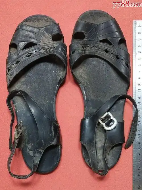 一双旧凉鞋