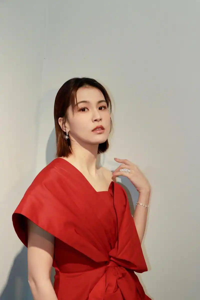 圣诞90的颜色都被我穿完了 #曾沛慈