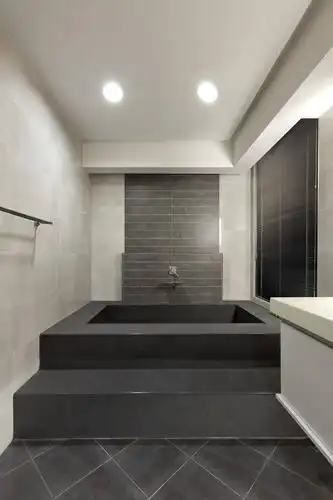 砖砌浴缸让业主在夜晚泡澡,洗去一身疲惫.