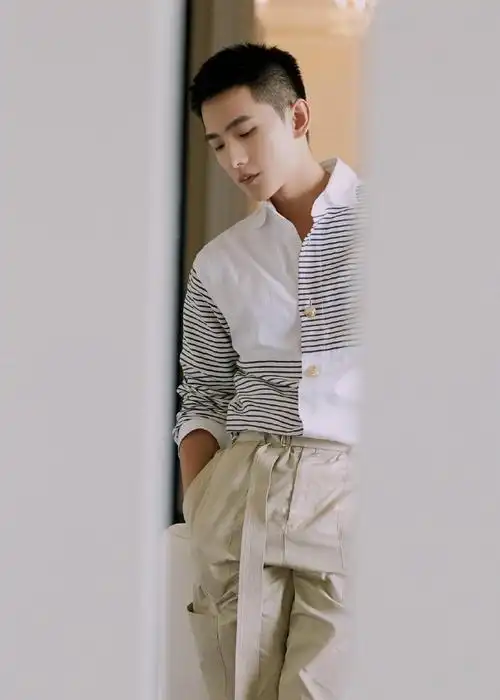 妆容上只需要修饰一下眉形,突出剑眉星目的感觉,而发型则是以清爽短发