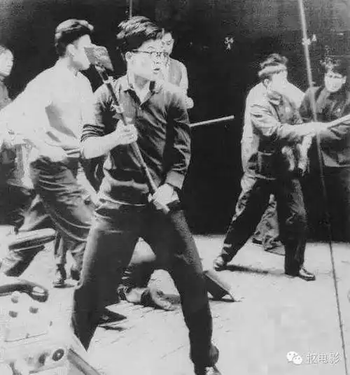 这个"老八"和周长利相识后,各种流言迅速在西郊各大院传布开来.