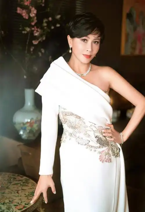55岁刘嘉玲干练短发,白色礼服裙优雅大方