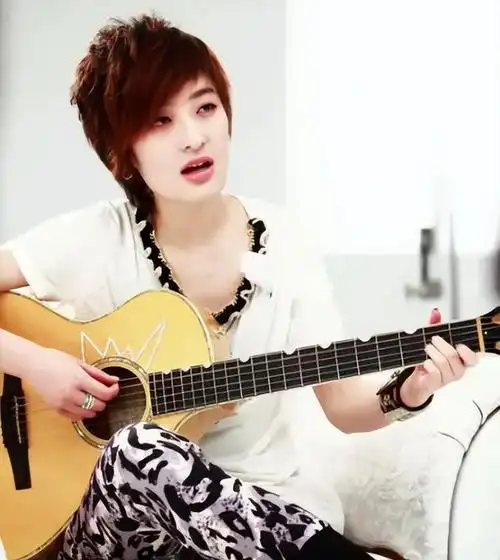 曾轶可从09年参加快乐女声并获得全国第九名出道后,就创作了不少脍炙