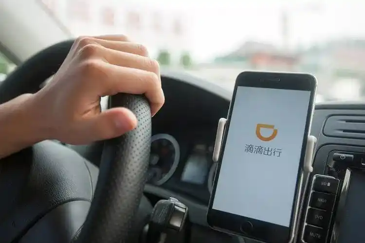 突然而至的大雨焦躁等待的乘客和两难的网约车