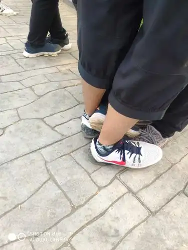 这个脚互相踩着,在这种紧张的情况下真的已经觉不到疼了,但结束的时候