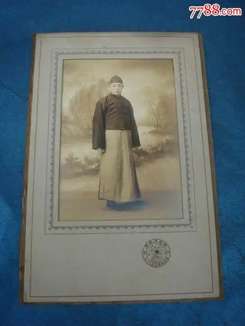 民国青岛高密路明星照相馆拍摄带瓜皮帽穿长袍马褂的年轻人老照片