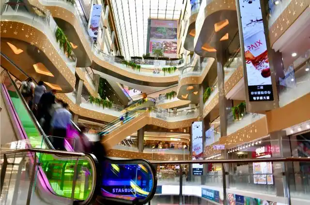 中华广场,作为广州最老牌的商场之一,其开业至今已超20年,承载了许多