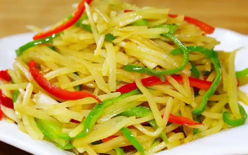青椒土豆丝这样做才好吃,香味浓郁色泽诱人,太下饭了