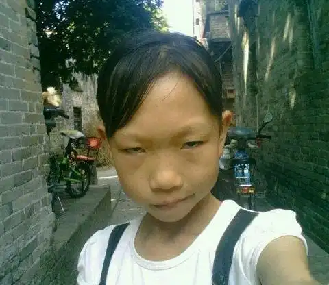 无敌丑女,帅哥亲一个不