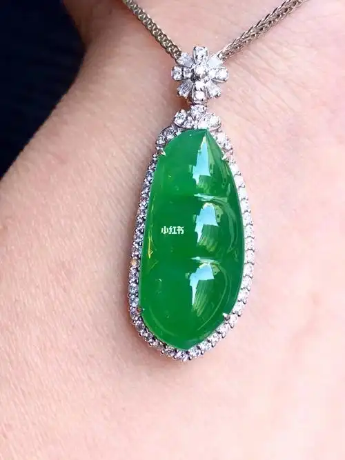 18k金伴钻镶嵌天然翡翠豆子欢迎大家点评