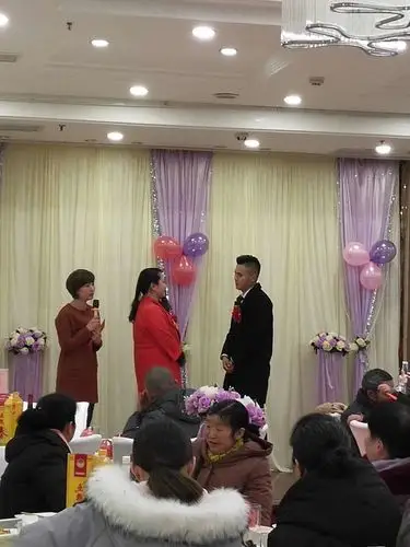 汪强儿子结婚同学聚在一起和两个优秀小美女留影