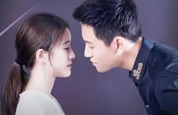 秦俊杰随后将被张雪迎使用过的勺子端起,直接送往自己的嘴里.