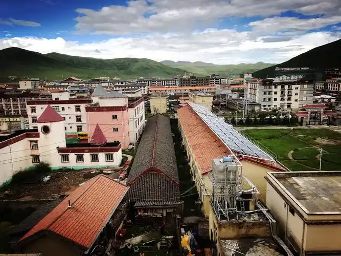 站在格萨尔文化中心的顶楼观景台,看到的色达县城是这样的