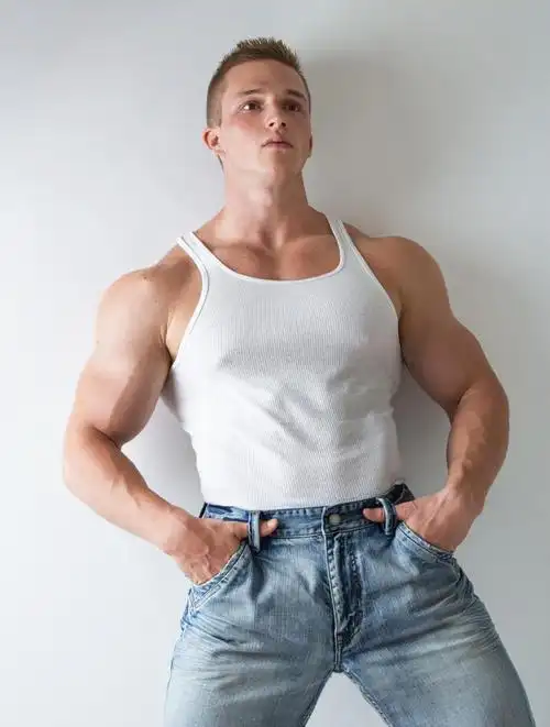 健美先生,工作室拍摄的健美运动员的肌肉男性躯干模型