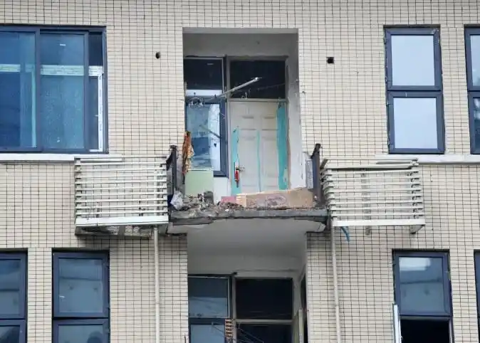 雨中一居民楼5楼阳台水泥板突然坠落 砸伤过路女子