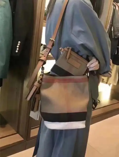 巴宝莉帆布拼色水桶包