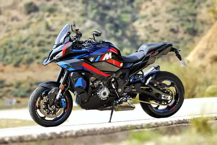 户外动感特写宝马摩托2024m1000xr运动旅行车