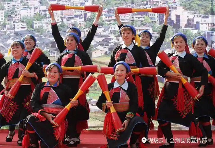 打糍粑,纺纱线,织瑶锦,绣瑶带,对山歌 ,看斗鸟,浣衣服,瑶族老汉吸水烟