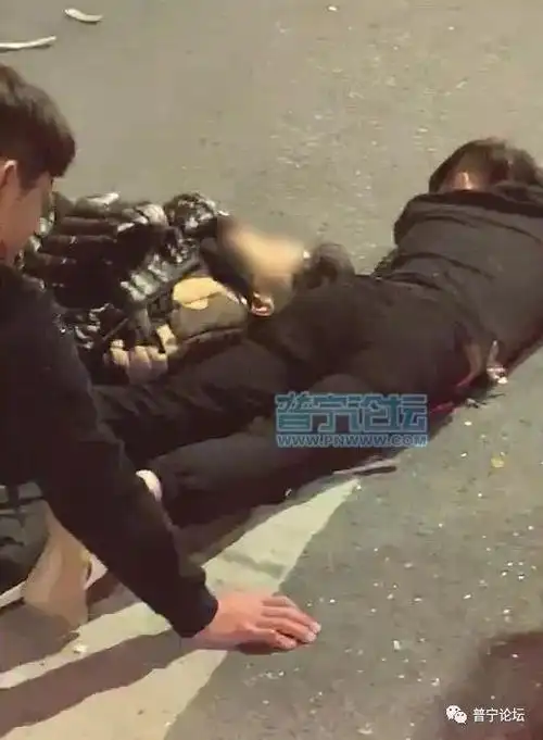 深夜揭阳三小伙骑摩托上省道,下一秒路口惨被撞飞