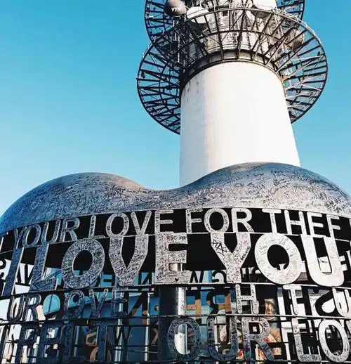 n首尔塔爱情锁墙