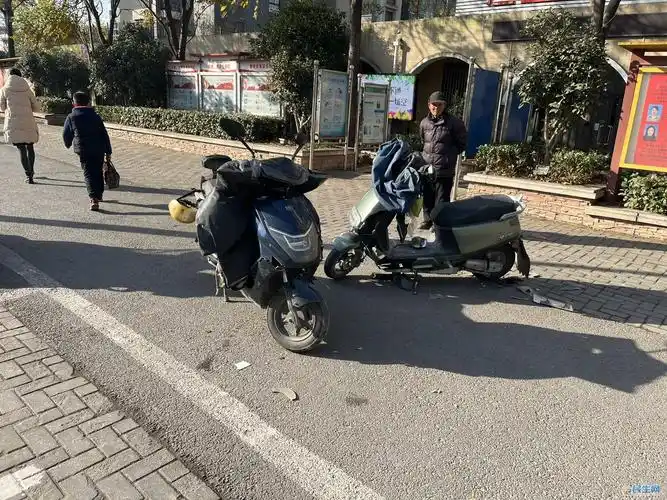 突发两辆电动车在人行道上相撞