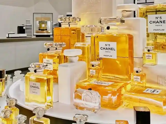 调香师:ernest beaux尾调:檀木香 香根草中调:格拉斯茉莉 五月玫瑰前