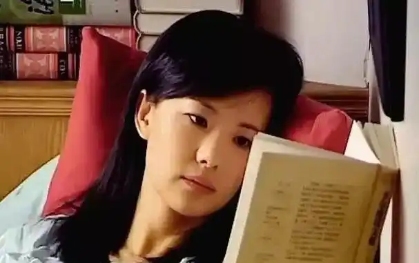 她当了24年配角,49岁才做主角,一夜就与张曼玉,萧芳芳齐名