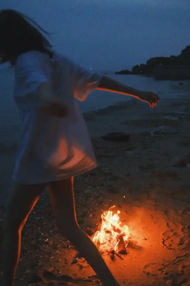 關於夏日晚风 關於海边篝火 97.是晚风 是海浪 是落日余晖 - 抖音