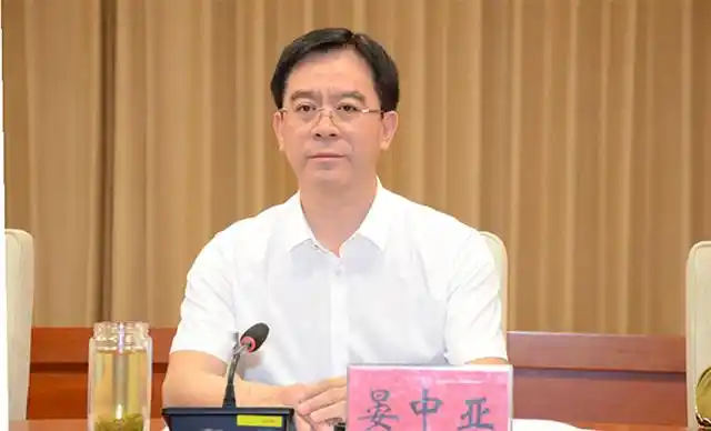 区委副书记,区长候选人晏中亚主持会议,并就落实好会议精神讲了意见.