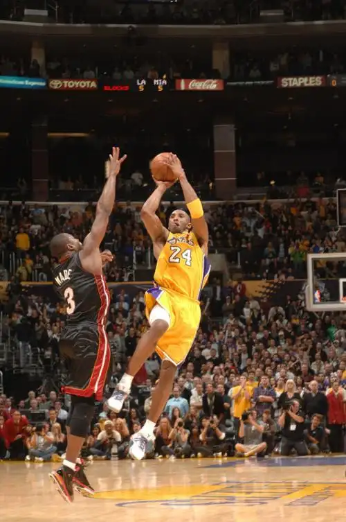 求科比绝杀时刻的照片,越多越好!