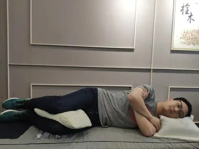 侧睡和平躺的正确姿势特别是腰椎间盘突出