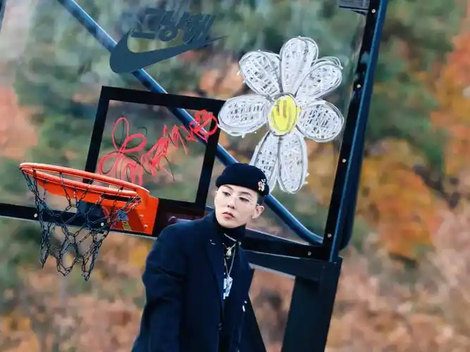 权志龙带货堪比李佳琦?小雏菊球鞋秒售空,"流浪风"穿搭更潮酷