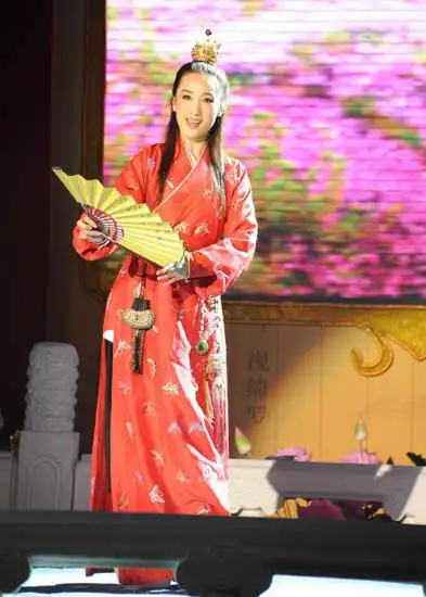 袭人李艳新《红楼》庆典扮宝玉(图)