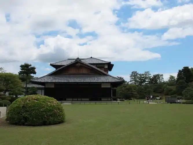 在东京的皇居里和京都的二条城里都有一个花园叫做二之丸庭院,其实