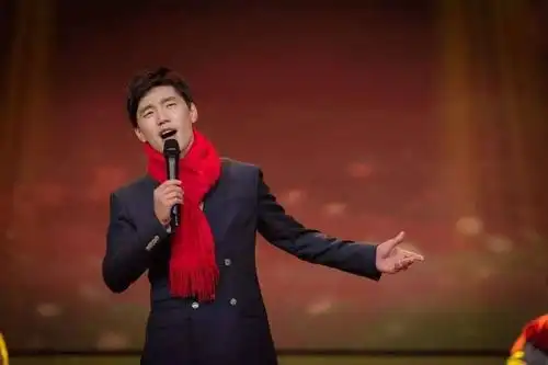 傲日其愣演唱蒙古人腾格尔一出场观众欢呼