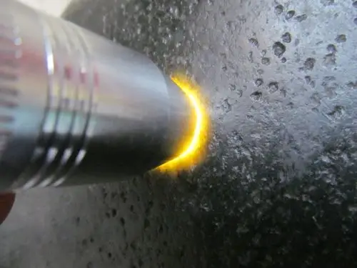 求鉴定是和田玉还是黑卡瓦石?